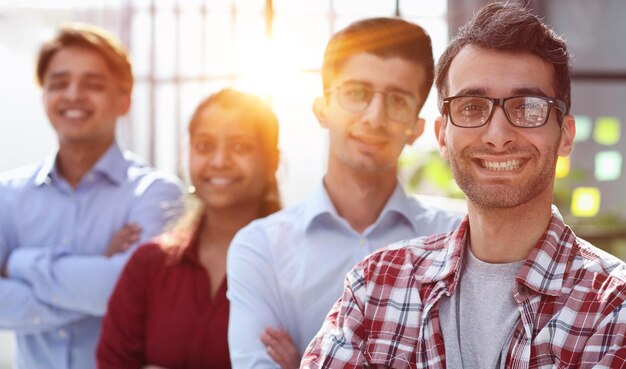 groupe de gens d'affaires souriant dans un bureau alignés