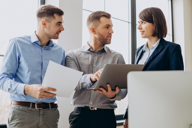 Groupe de gens d'affaires travaillant au bureau