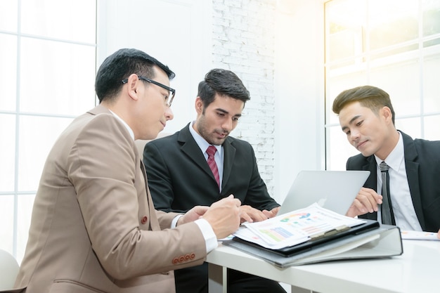 Groupe de gens d&#39;affaires travaillant au bureau