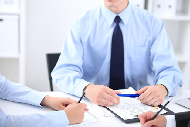 Groupe de gens d'affaires travaillant ensemble au bureau.