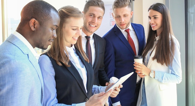 Groupe de gens d'affaires travaillant sur tablette