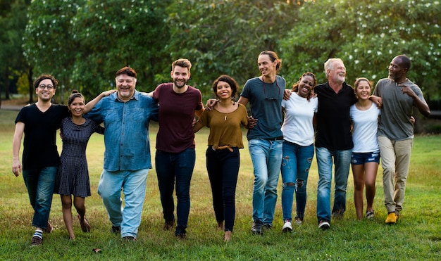 Groupe de gens de bonheur se blottissent et souriant ensemble