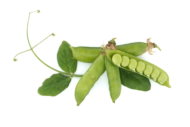 Groupe de gousses de pois verts et de pois isolés sur blanc