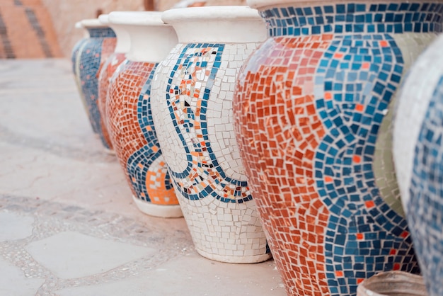 Photo groupe de grands pots en argile avec mosaïque.
