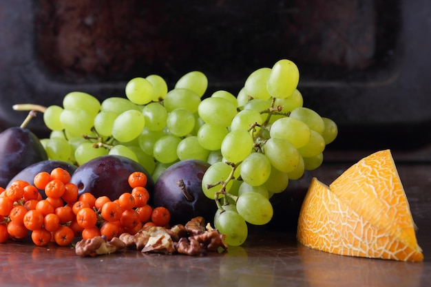 Groupe de gros plan de fruits colorés d'automne en bonne santé Collection de fruits crus et biologiques du jardin sur fond sombre