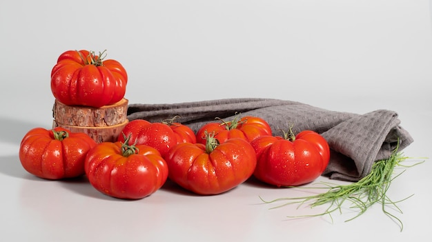 Un groupe de grosses tomates Costoluto sur un espace textile de fond gris pour le texte