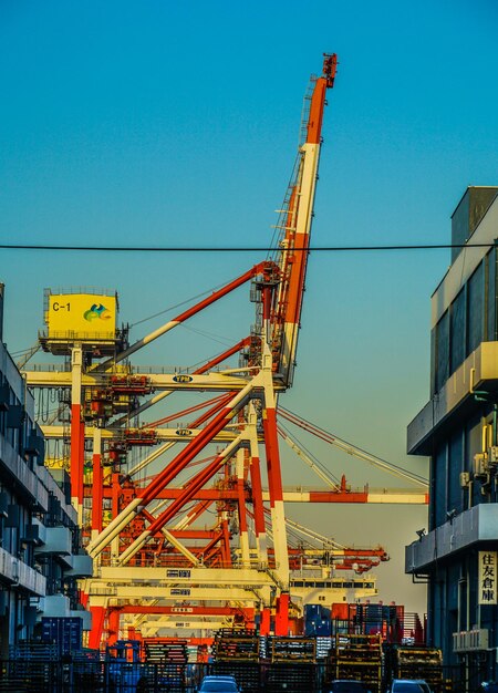 Photo groupe de grues du port de yokohama et soirée