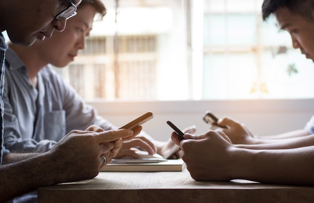 groupe d&#39;homme utilise le téléphone pour contacter et se connecter sur les affaires