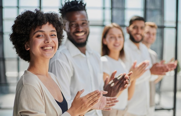 Groupe d'hommes d'affaires assis dans une ligne et applaudissant