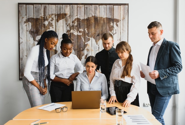 Groupe D'hommes D'affaires Au Bureau