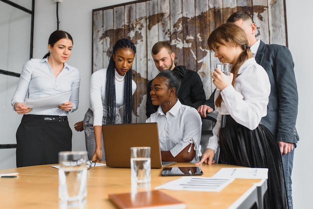 Groupe d'hommes d'affaires au bureau