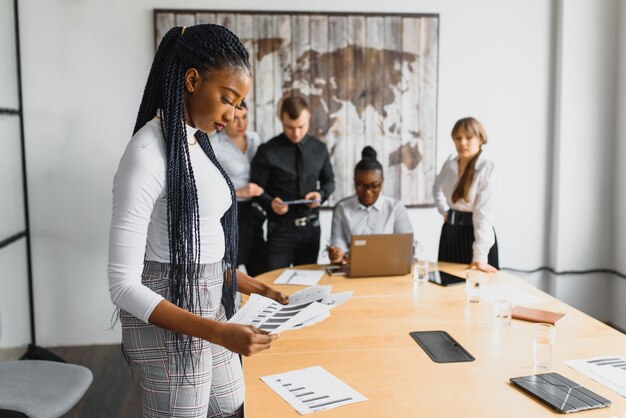 Groupe d'hommes d'affaires au bureau