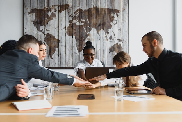 Groupe d'hommes d'affaires au bureau