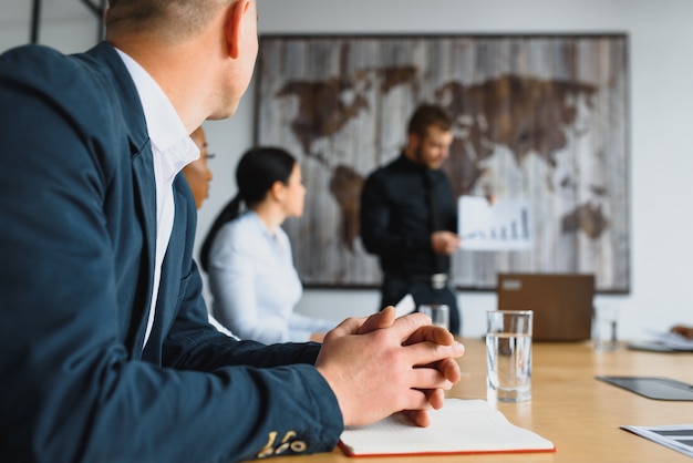 Groupe d'hommes d'affaires au bureau