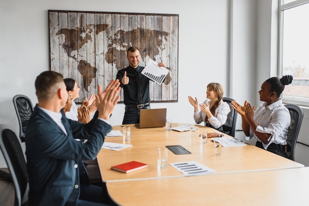 Groupe d'hommes d'affaires au bureau