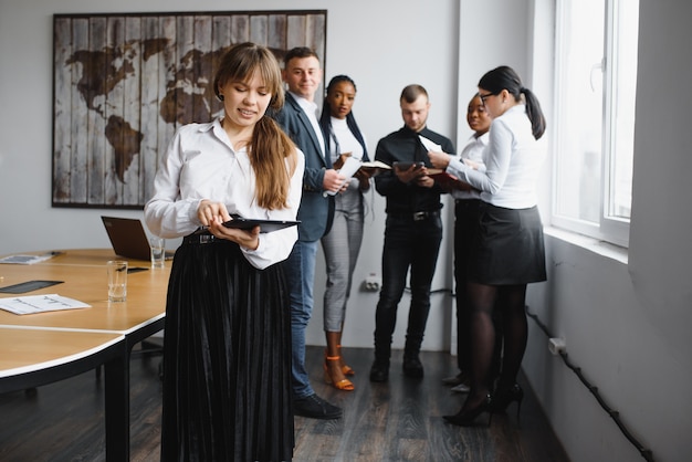 Groupe d'hommes d'affaires au bureau