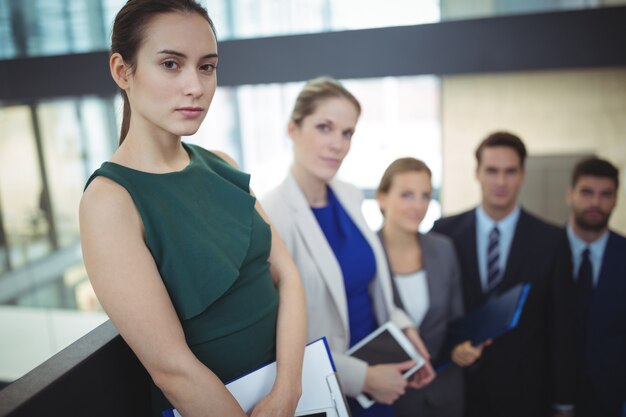 Groupe d'hommes d'affaires debout dans le couloir