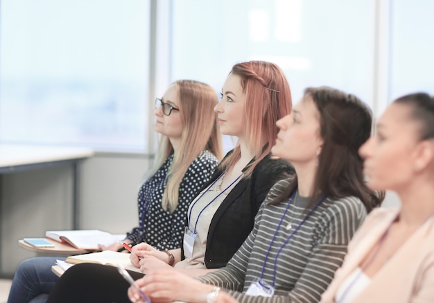 Groupe d'hommes d'affaires écoutant une conférence lors d'un séminaire d'entreprise