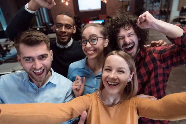 Groupe d'hommes d'affaires pendant la pause du travail prenant une photo de selfie tout en profitant de temps libre je