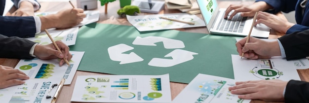 Photo un groupe d'hommes d'affaires planifiant et discutant du symbole du recyclage trailblazing