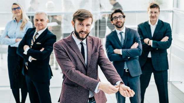 Groupe d'hommes d'affaires prospères debout au bureau