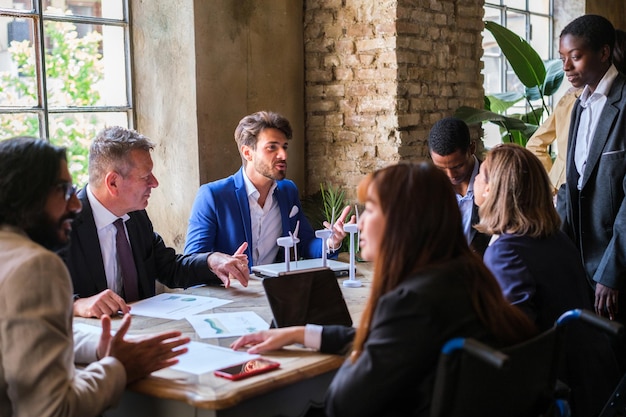 Groupe d'hommes d'affaires réunis pour améliorer les investissements dans la croissance des affaires d'investissement du concept d'entreprise de l'entreprise