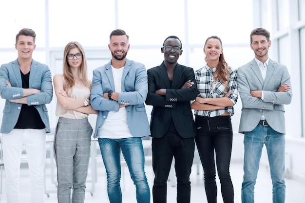 Groupe d'hommes d'affaires sympathiques avec un chef masculin devant