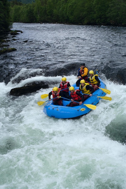 Photo groupe d'hommes faisant du rafting sur la rivière en norvège