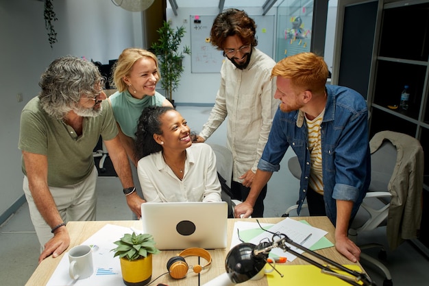 Photo un groupe d'hommes et de femmes multiraciaux professionnels travaillant au bureau. ces collègues ont l'air heureux.