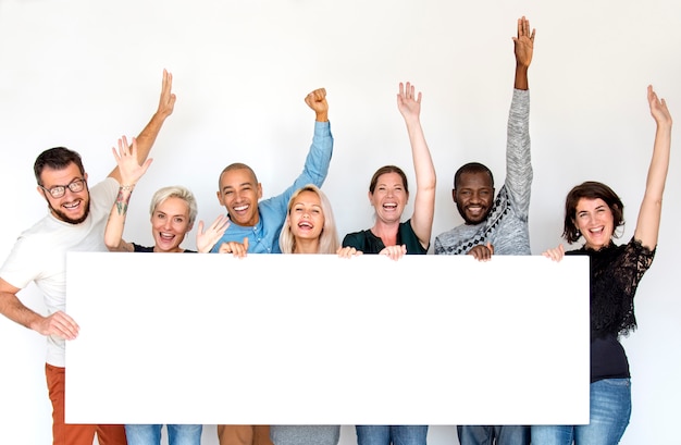 Photo groupe d'hommes et de femmes présentant un tableau vierge