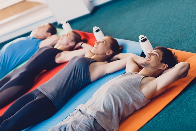 Groupe d&#39;hommes et de femmes sont après l&#39;exercice fitness