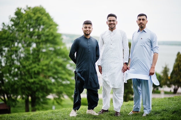 Groupe d'hommes pakistanais portant des vêtements traditionnels salwar kameez ou kurta.