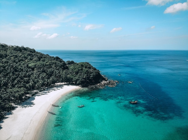 Groupe de hors-bord sur la mer bleue. Beau paysage marin. mer d'Andaman. Phuket. Thaïlande. Vue aérienne.