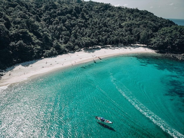 Groupe de hors-bord sur la mer bleue. Beau paysage marin. mer d'Andaman. Phuket. Thaïlande. Vue aérienne.