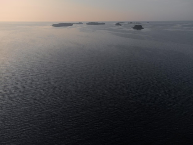 Photo un groupe d'îles en haute mer vue d'en haut