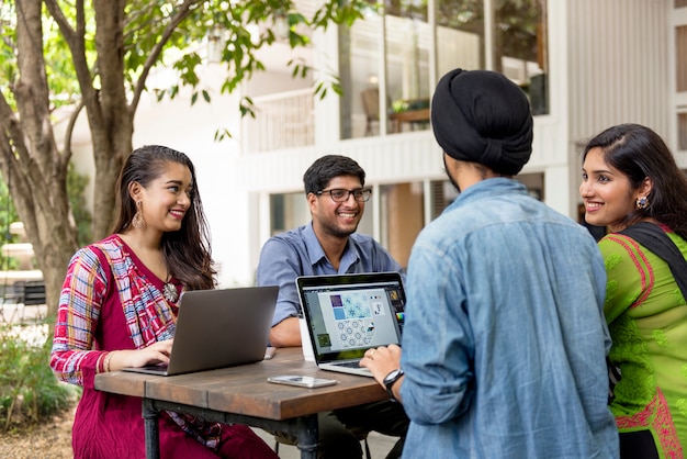 Un groupe d&#39;Indiens utilise un ordinateur portable