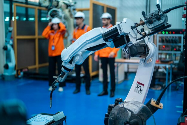 Photo un groupe d'ingénieurs robotiques travaillant sur la programmation et la manipulation de la main robotique