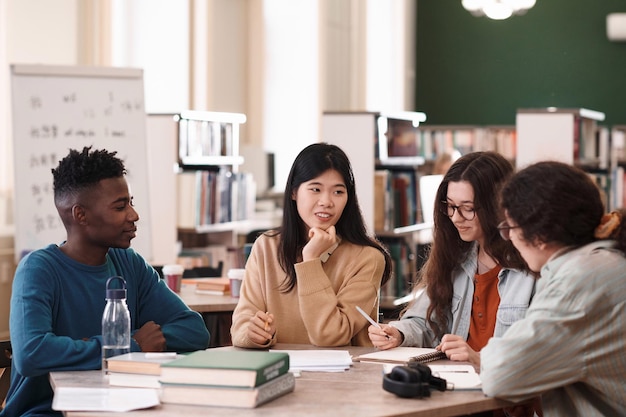 Un groupe international d'étudiants à table