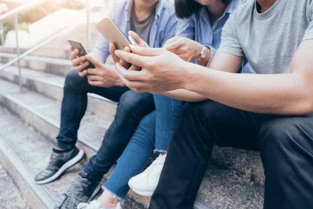 Groupe de jeune adolescent à l&#39;aide de téléphones mobiles.