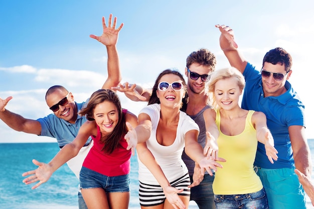 Groupe de jeunes adultes faisant la fête à la plage