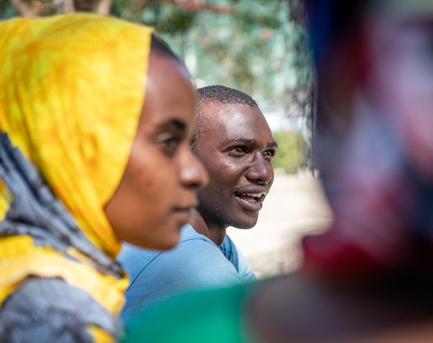 Groupe de jeunes Africains noirs ensemble