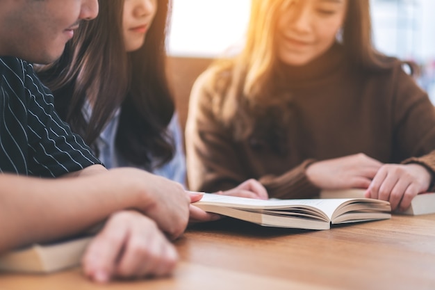 Un groupe de jeunes a aimé lire le même livre ensemble