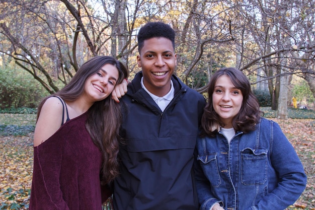 Groupe de jeunes amis à la campagne