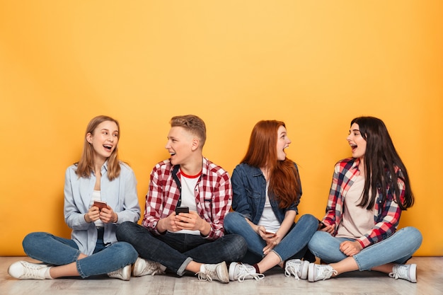 Groupe de jeunes amis de l'école heureux