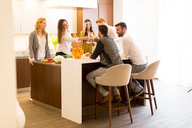 Groupe de jeunes amis grillage avec du vin blanc