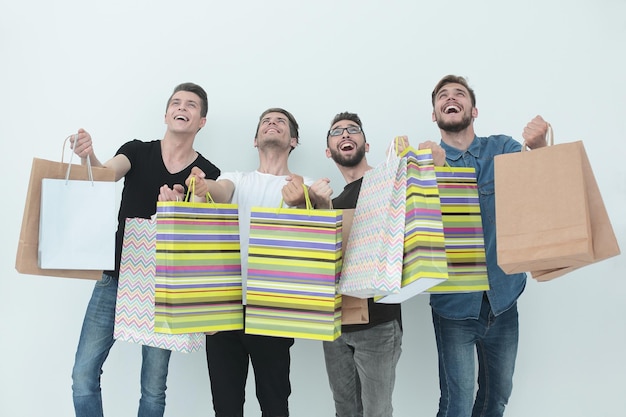 Groupe de jeunes amis heureux avec photo de sacs à provisions avec espace de copie