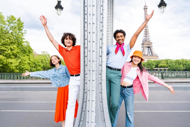 Groupe de jeunes amis heureux visitant Paris et la Tour Eiffel