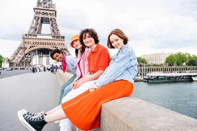 Groupe de jeunes amis heureux visitant Paris et la Tour Eiffel