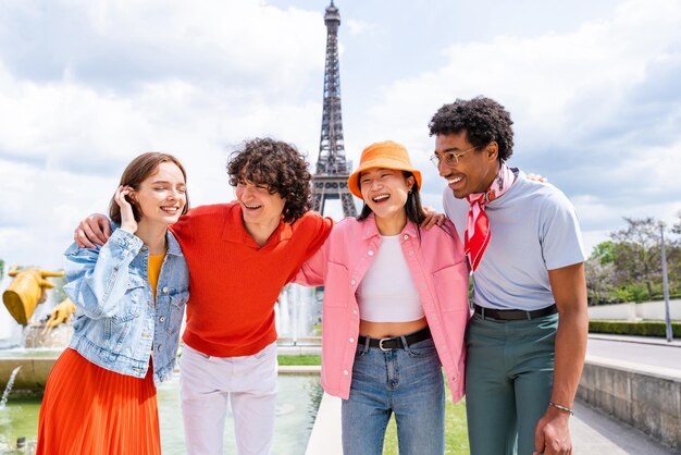 Groupe de jeunes amis heureux visitant Paris et la Tour Eiffel