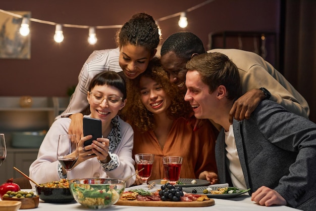 Groupe de jeunes amis interculturels heureux communiquant par chat vidéo